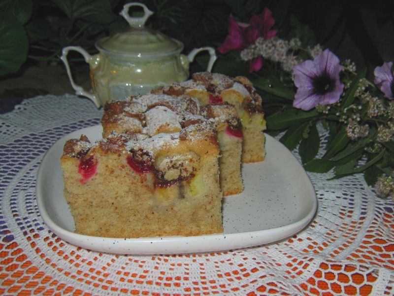 Cynamonowe ciasto z owocami