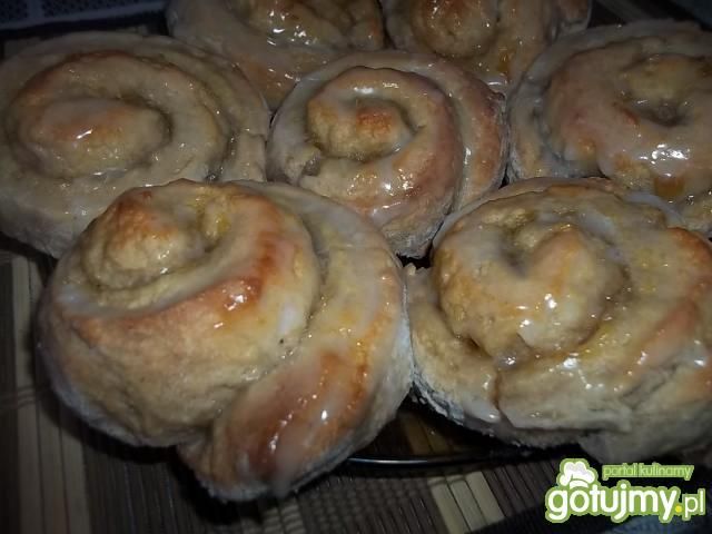 Cynamonowe drożdżówki z ananasem