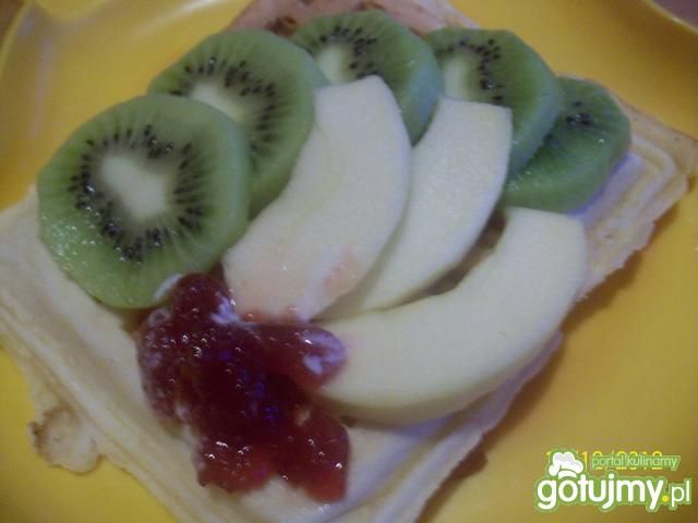 Cynamonowe gofry z owocami Cynamonowe gofry z owocami