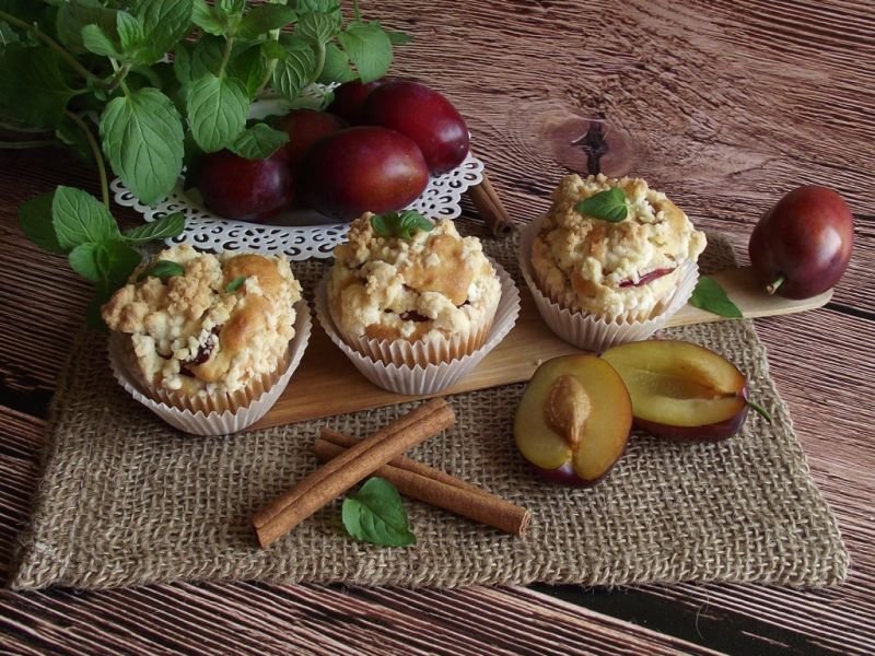 Cynamonowe muffiny ze śliwkami