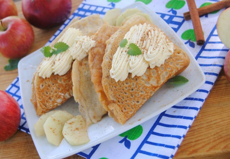 Cynamonowe naleśniki z jabłkami