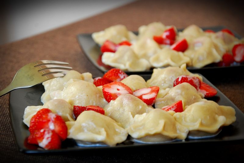 Cynamonowe pierogi z truskawkami Cynamonowe pierogi z truskawkami