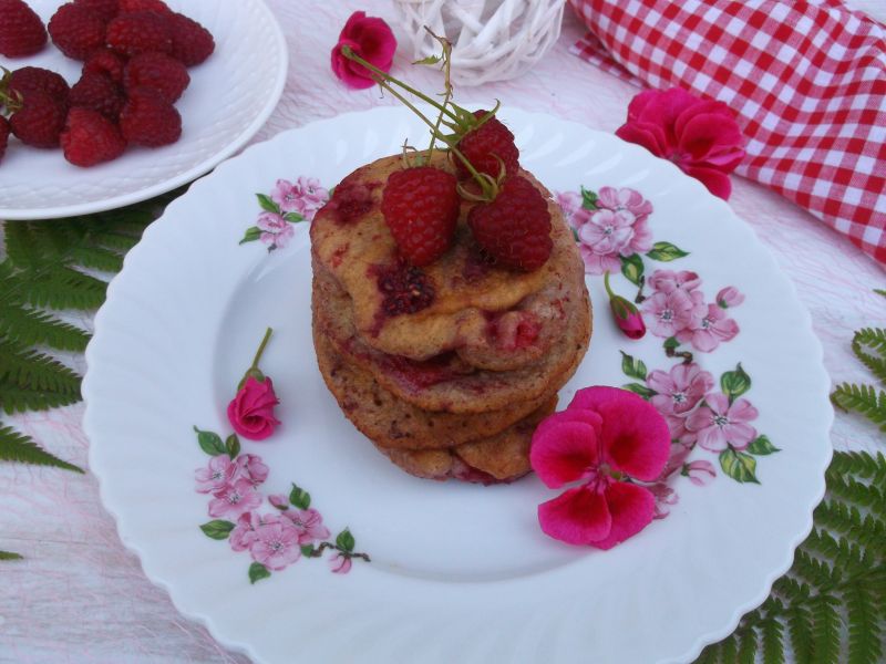 Cynamonowe placuszki z otrębami i malinami