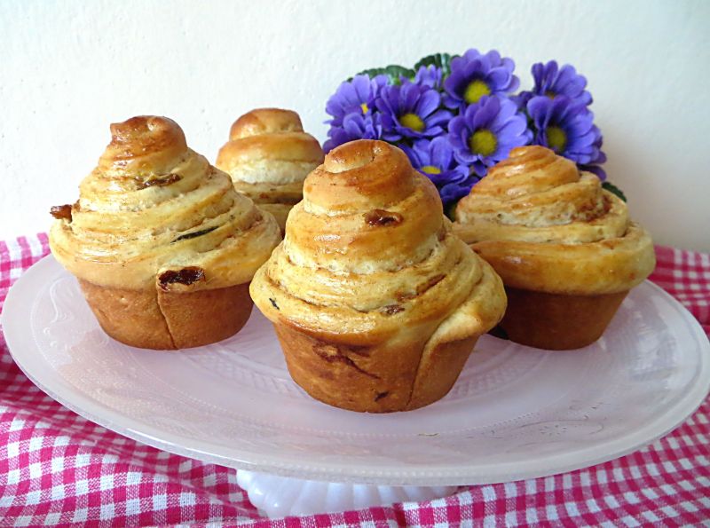 Cynamonowe ślimaczki lub kwiaty Cynamonowe ślimaczki lub kwiaty