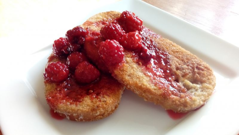 Cynamonowe tosty z sosem malinowym 