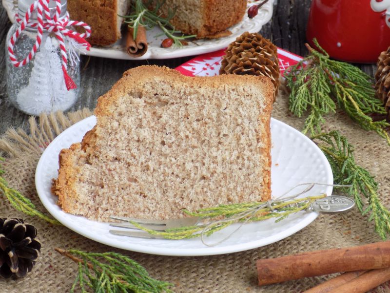 Cynamonowo-pomarańczowe ciasto świąteczne
