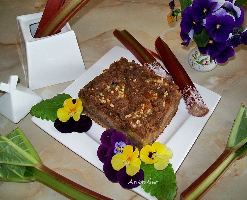 Cynamonowy placek z rabarbarem