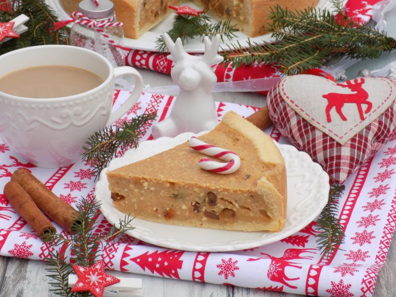 Cynamonowy sernik z rodzynkami na kruchym cieście