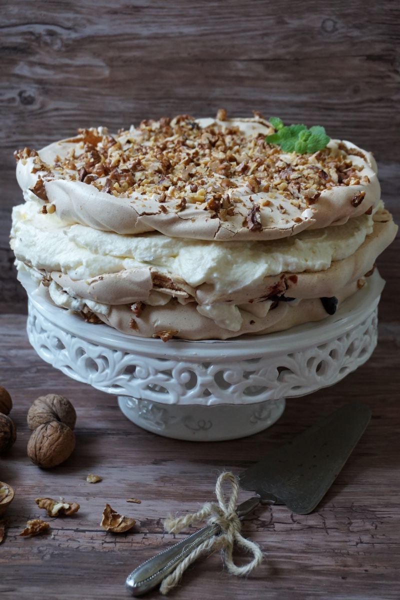 Cynamonowy tort bezowy z orzechami Cynamonowy tort bezowy z orzechami