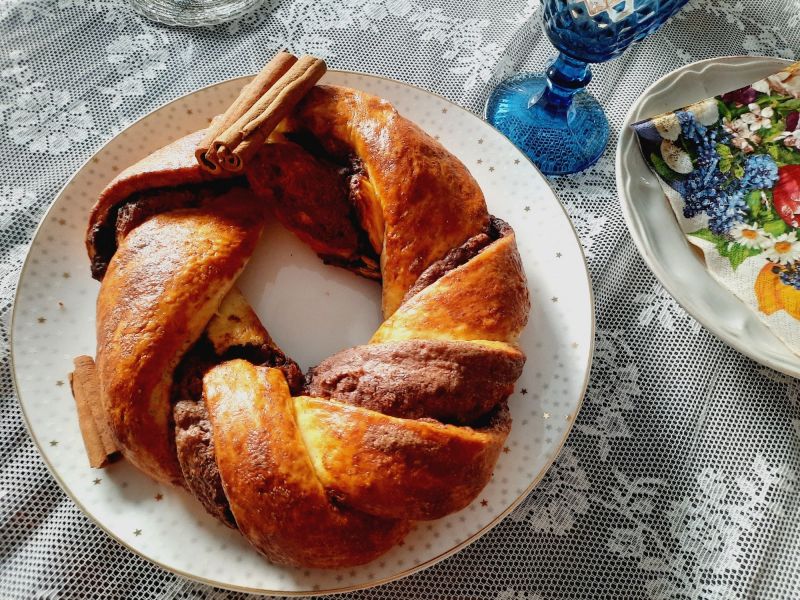 Cynamonowy warkocz drożdżowy