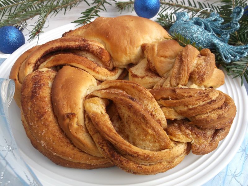 Cynamonowo - drożdżowy wieniec   Cynamonowo - drożdżowy wieniec