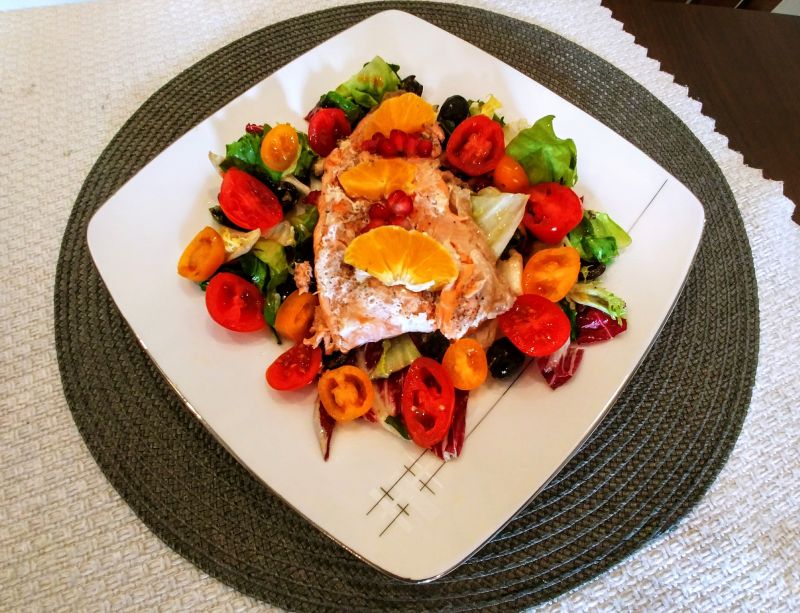 Cytrusowy pstrąg łososiowy na kolorowej sałatce 