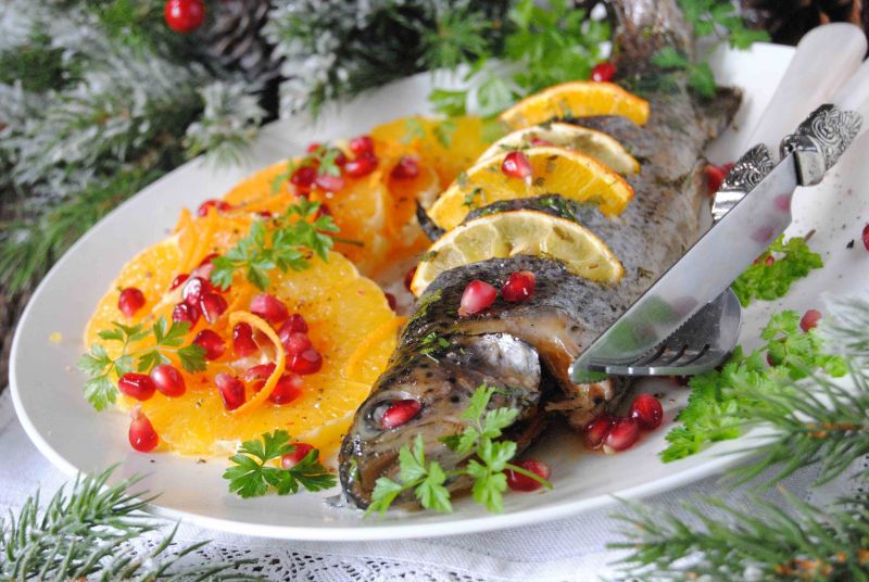 Cytrusowy pstrąg z owocową sałatką