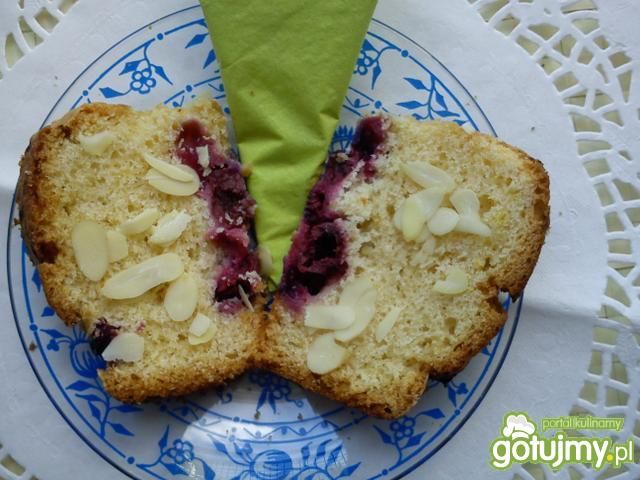 Cytrynowa babka z wisniami i migdałami Cytrynowa babka z wisniami i migdałami