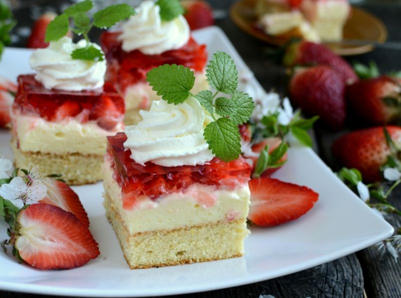 Cytrynowa kostka z truskawkami