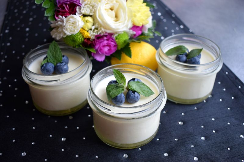 Cytrynowa panna cotta w słoiczkach Cytrynowa panna cotta w słoiczkach