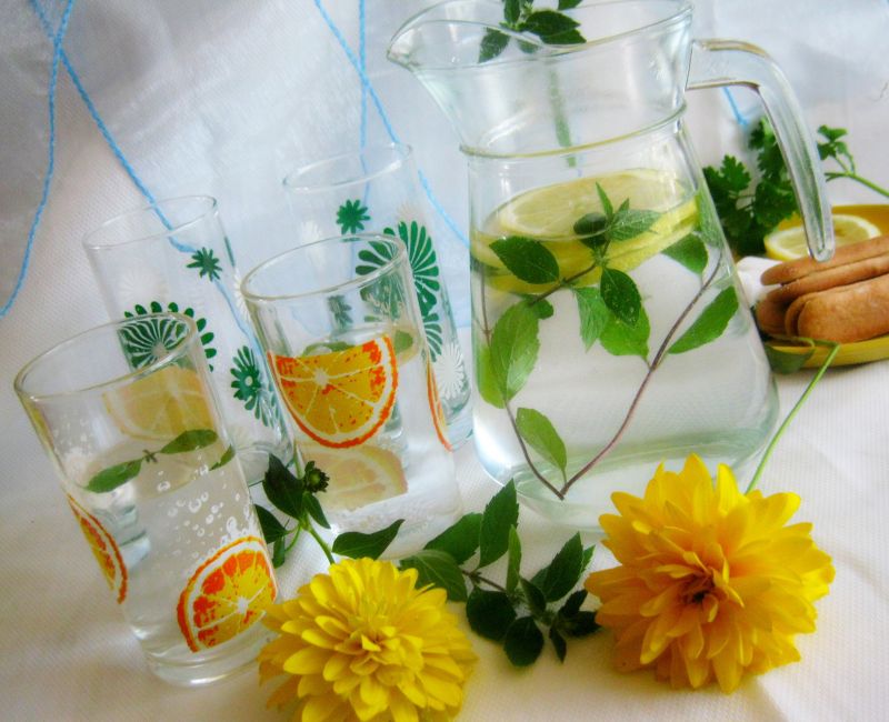 Cytrynowa woda z miętą 