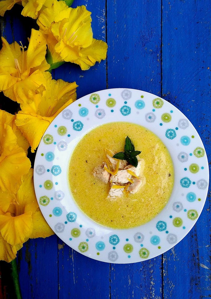 Cytrynowa zupa grecka z kurczakiem i makaronem