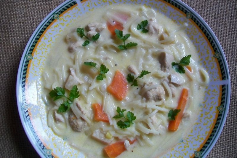 Cytrynowa zupa z kurczakiem i makaronem