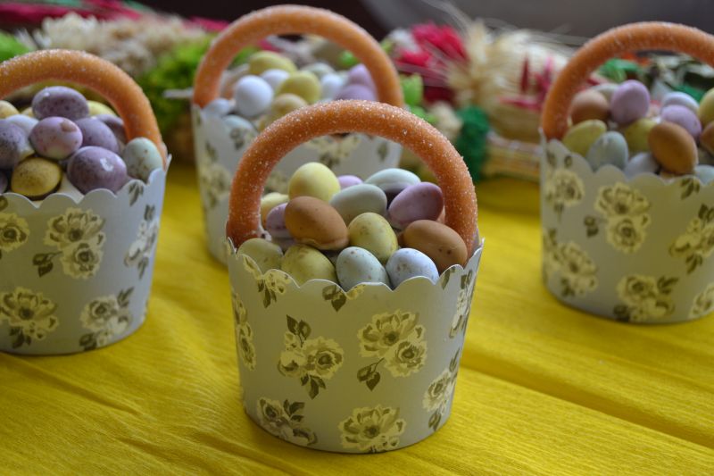 Cytrynowe babeczki koszyczki z jajeczkami