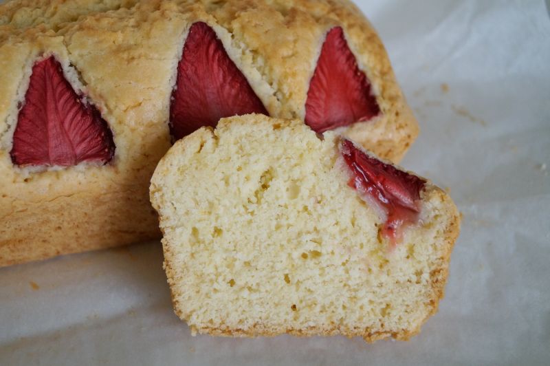 Cytrynowe ciasto piaskowe z truskawkami