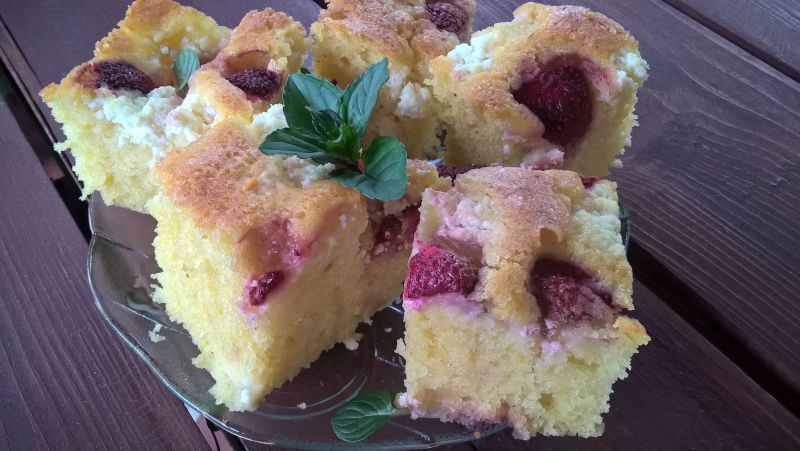 Cytrynowe ciasto z serem i truskawkami  Cytrynowe ciasto z serem i truskawkami