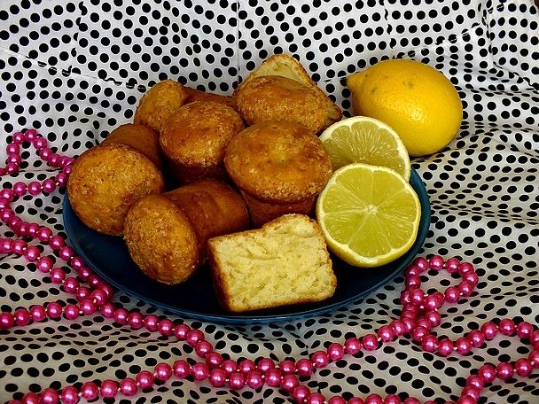 Cytrynowe muffinki posypane trzcinowym cukrem Cytrynowe muffinki posypane trzcinowym cukrem