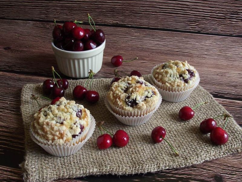 Cytrynowe muffiny z czereśniami