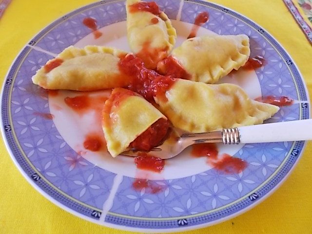 Cytrynowe pierogi z truskawkami