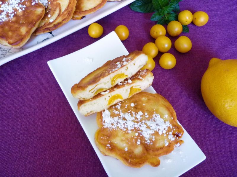 Cytrynowe racuchy z mirabelkami