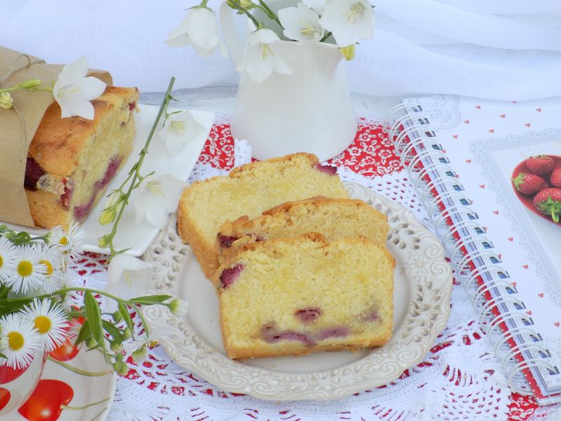 Cytrynowe, ucierane ciasto z truskawkami Cytrynowe, ucierane ciasto z truskawkami