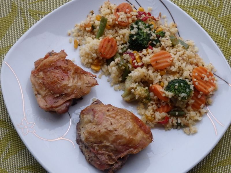 Cytrynowo-rozmarynowy kurczak z kaszą bulgur Cytrynowo-rozmarynowy kurczak z kaszą bulgur
