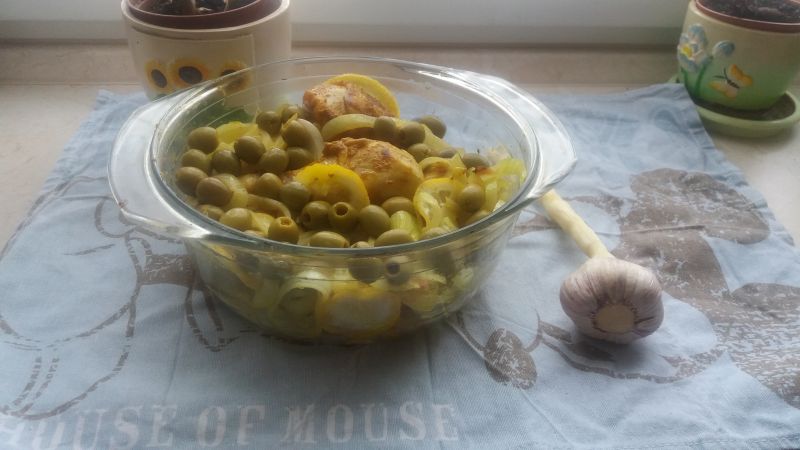 Cytrynowy kurczak z zielonymi oliwkami i cebulą