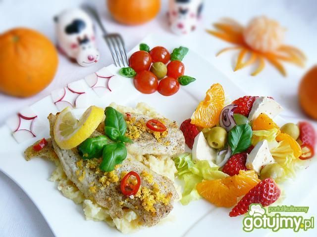 Cytrynowy mintaj z puree i sałatką