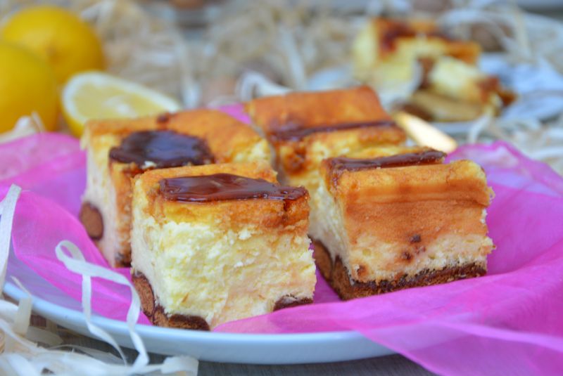 Cytrynowy sernik z pierniczkami i słonym karmelem Cytrynowy sernik z pierniczkami i słonym karmelem