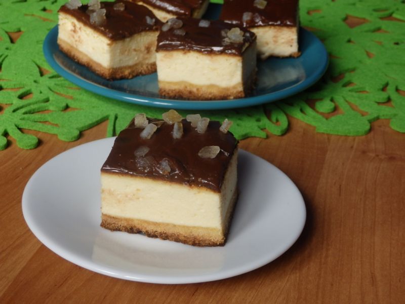 Cytrynowy sernik z polewą kajmakową