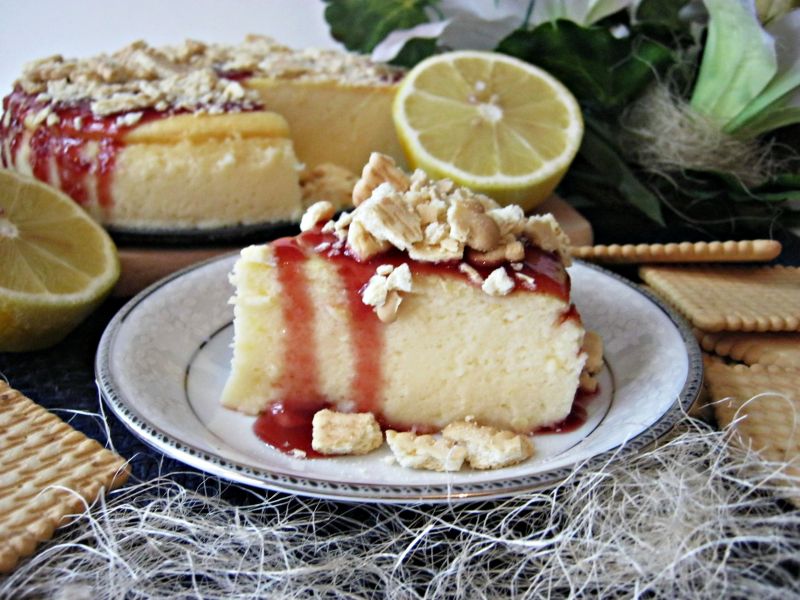 Cytrynowy sernik z sosem wiśniowym i herbatnikami