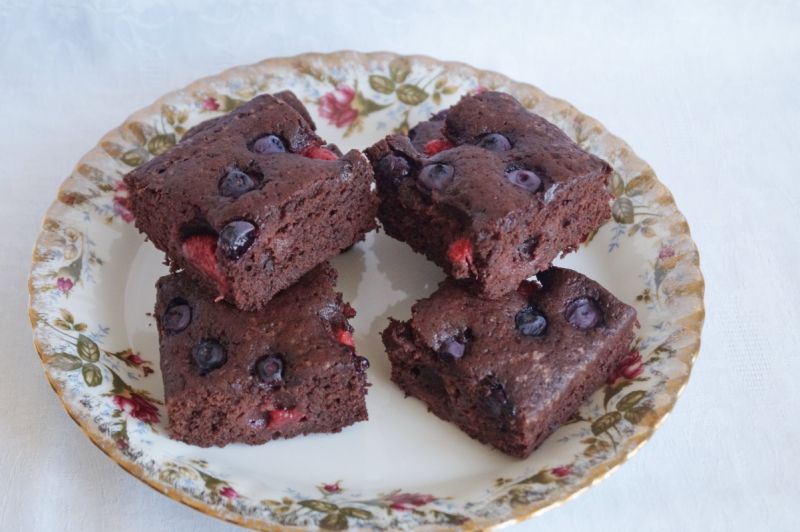 Czakoladowe ciasto z owocami Czakoladowe ciasto z owocami