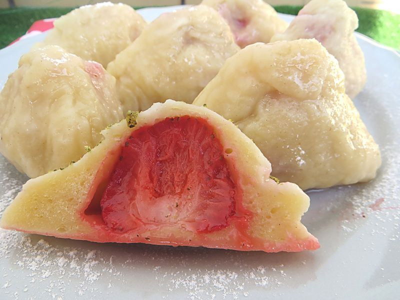 ''Czapki Napoleona"  z truskawkami ''Czapki Napoleona"  z truskawkami