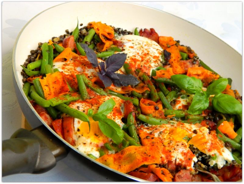 Czarna soczewica z fasolką i jajkiem