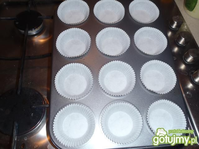 Czarne muffiny z białą czekoladą