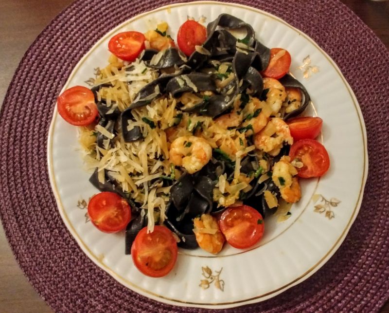 Czarne papardelle z krewetkami i pomidorkami Czarne papardelle z krewetkami i pomidorkami