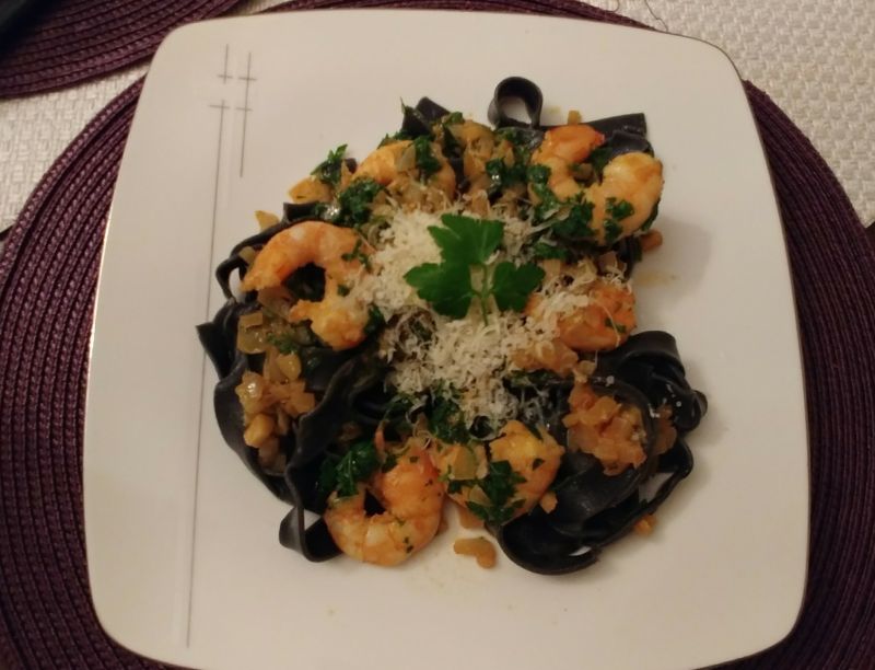 Czarne papardelle z krewetkami w pikantnym sosie