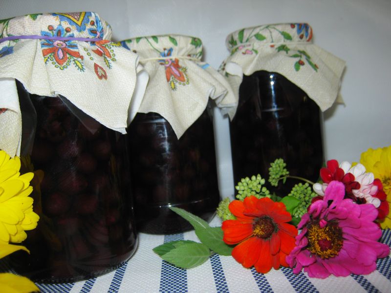 Czarne porzeczki w słoiku