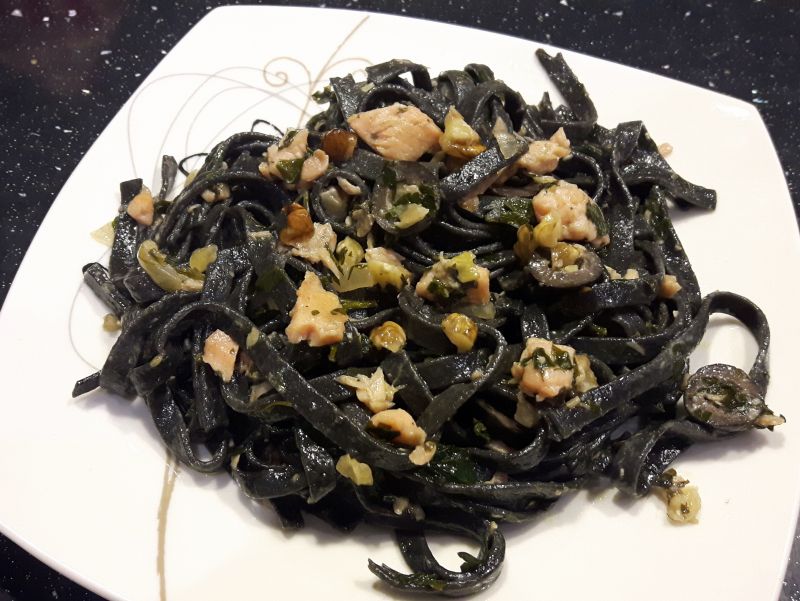 Czarne tagliatelle z pietruszką i łososiem