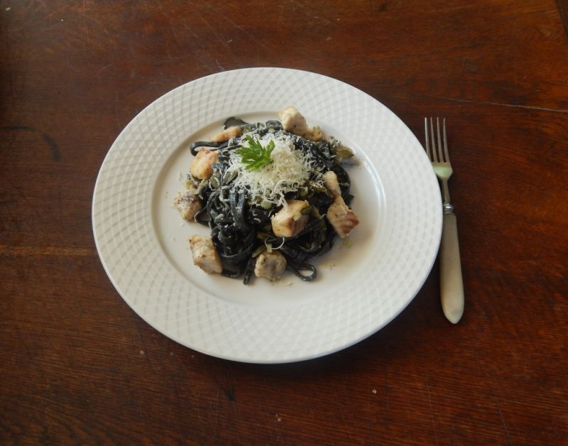 Czarne tagliolini z pstrągiem Czarne tagliolini z pstrągiem