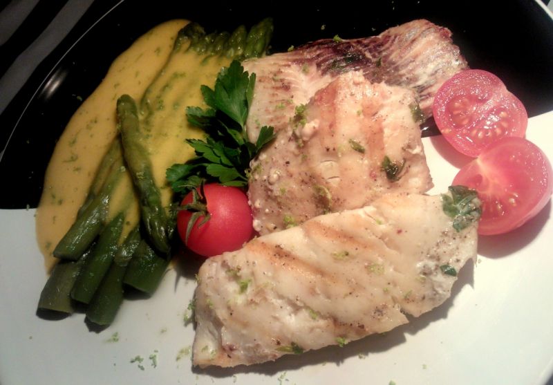 Czarniak ze szparagami w sosie holenderskim