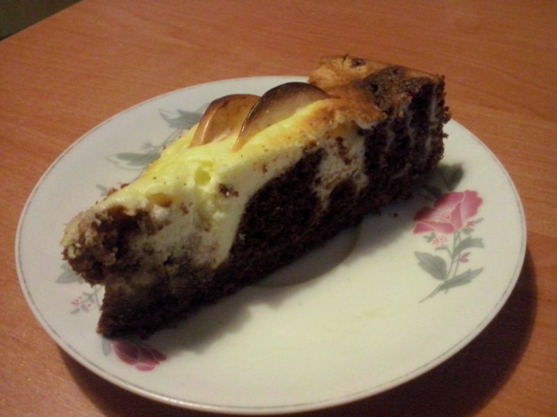 Czarno białe ciasto z jabłkiem