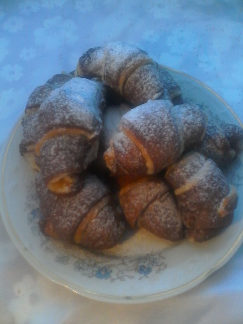 Czarno-białe rogaliki z dżemem