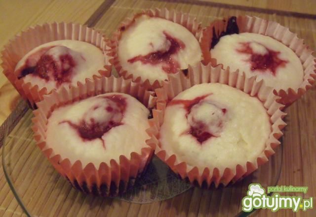 Czarno- białe serniczki z truskawkami